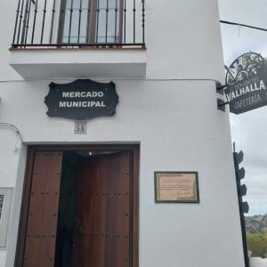 Banderola doble cara iluminada para Valhalla en Benaocaz en C&aacute;diz.