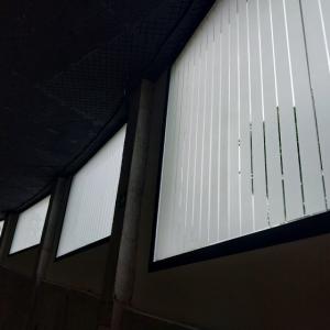 Decoraci&oacute;n de cristales mediante vinilos &aacute;cido para In Muv Sevilla.