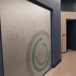 Decoraci&oacute;n de cristales mediante vinilos &aacute;cidos impresos para In Muv Sevilla.