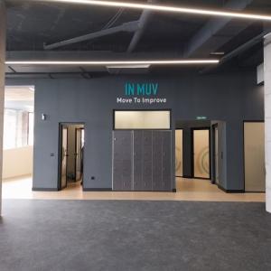 Decoraci&oacute;n mediante textos corp&oacute;reos y vinilos para In Muv Sevilla.