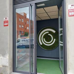 Decoraci&oacute;n mediante textos corp&oacute;reos y vinilos para In Muv Sevilla.