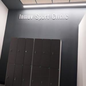 Decoraci&oacute;n mediante textos corp&oacute;reos y vinilos para In Muv Sevilla.