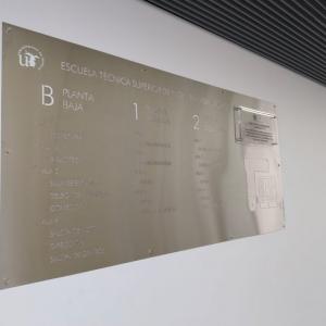 Directorio en acero inoxidable con textos y elementos calados y fresados. Para Vialterra en Sevilla.