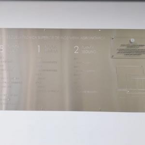 Directorio en acero inoxidable con textos y elementos calados y fresados. Para Vialterra en Sevilla.