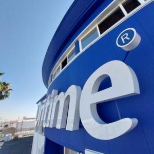 Letras corp&oacute;reas en aluminio lacado y frontal de metacrilato rotulado e iluminados con led, para Ontim&eacute; Sevilla. Trabajos para Spal Servicios Sevilla.