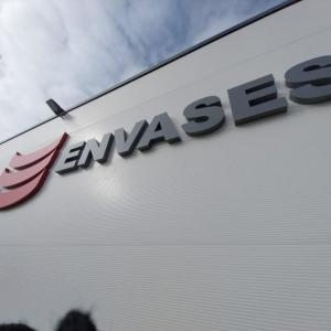 Letras corp&oacute;reas en aluminio lacado para Envases Sevilla. 