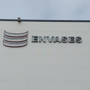 Letras corp&oacute;reas en aluminio lacado para Envases Sevilla. 