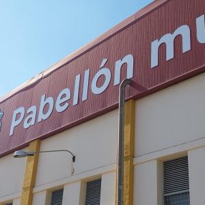 Letras recortadas en composite lacado. Trabajos para Cyan Publicidad Sevilla.