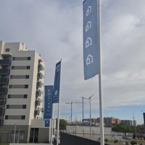 M&aacute;stil en fibra de vidrio con potencia y banderas. Dado de hormig&oacute;n. Para Deacapital en Entren&uacute;cleos Antares III en Dos Hermanas Sevilla.