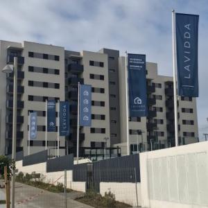 M&aacute;stil en fibra de vidrio con potencia y banderas. Dado de hormig&oacute;n. Para Deacapital en Entren&uacute;cleos Antares III en Dos Hermanas Sevilla.