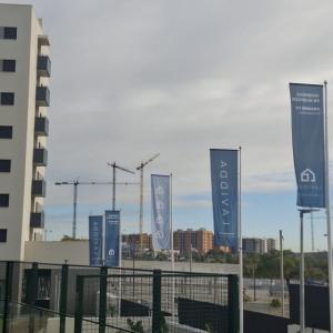 M&aacute;stil en fibra de vidrio con potencia y banderas. Dado de hormig&oacute;n. Para Deacapital en Entren&uacute;cleos Antares III en Dos Hermanas Sevilla.