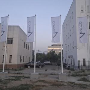 Mástil en fibra de vidrio con potencia y banderas. Dado de hormigón. Para Foro Consultores en Sevilla.
