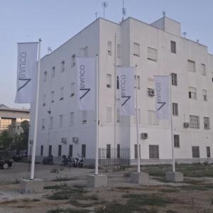 Mástil en fibra de vidrio con potencia y banderas. Dado de hormigón. Para Foro Consultores en Sevilla.