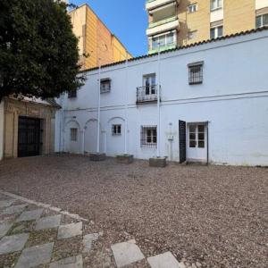 M&aacute;stil en fibra de vidrio con potencia giratoria. Fabricaci&oacute;n de dado de hormig&oacute;n. Para Mueso de Carruajes de Sevilla.