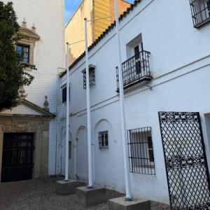 M&aacute;stil en fibra de vidrio con potencia giratoria. Fabricaci&oacute;n de dado de hormig&oacute;n. Para Mueso de Carruajes de Sevilla.