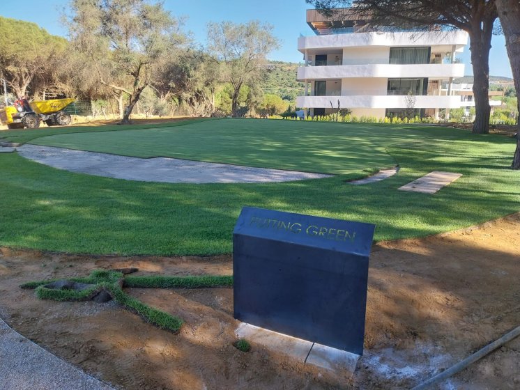 Atriles en acero cortén para urbanización Village Verde fase II en Sotogrande Cádiz