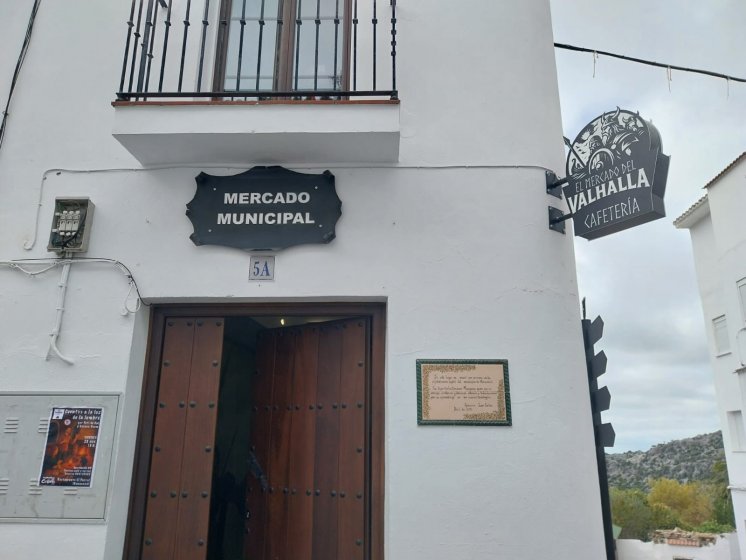 Banderola doble cara iluminada para Valhalla en Benaocaz en C&aacute;diz.