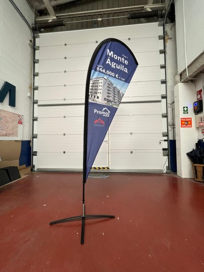 Banderola tipo gota de l&aacute;grima. Fly Banner para Inmobiliaria Gando Real en Dos Hermanas Sevilla.