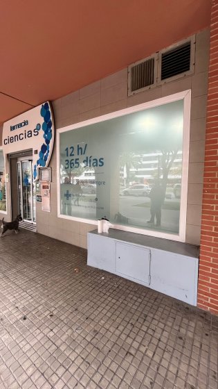 Decoraci&oacute;n de cristales mediante vinilos &aacute;cidos impresos para la Farmacia Ciencias en Sevilla.