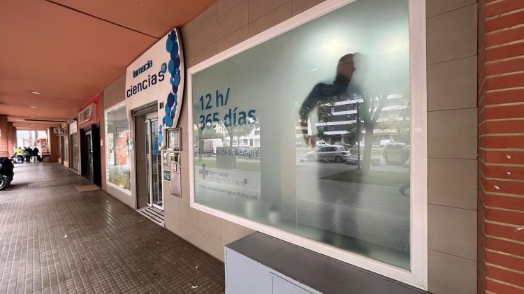 Decoraci&oacute;n de cristales mediante vinilos &aacute;cidos impresos para la Farmacia Ciencias en Sevilla.
