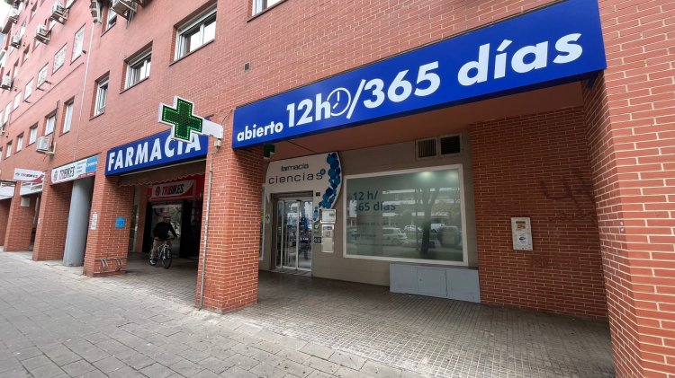 Decoraci&oacute;n de cristales mediante vinilos &aacute;cidos impresos para la Farmacia Ciencias en Sevilla.