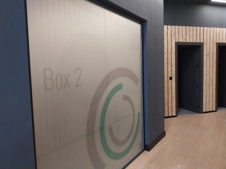 Decoraci&oacute;n de cristales mediante vinilos &aacute;cidos impresos para In Muv Sevilla.