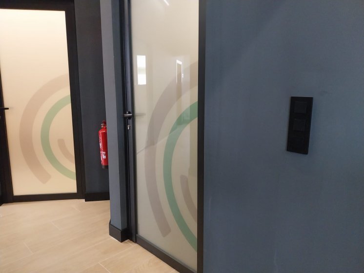 Decoraci&oacute;n de cristales mediante vinilos &aacute;cidos impresos para In Muv Sevilla.