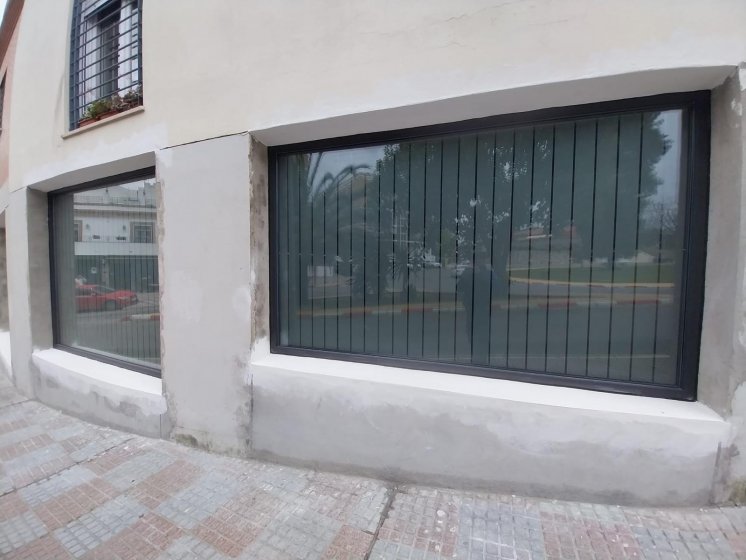 Decoraci&oacute;n de cristales mediante vinilos &aacute;cidos impresos para In Muv Sevilla.