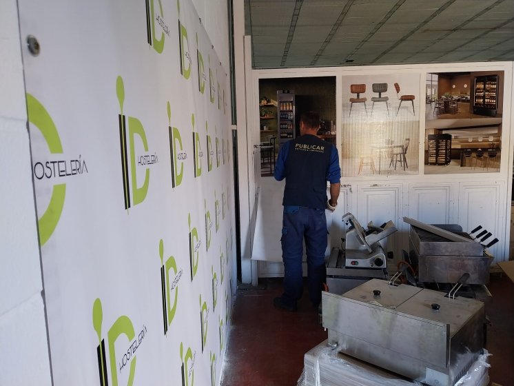 Decoraci&oacute;n de cristales mediante vinilos con graficas ID Hosteler&iacute;a en Dos Hermanas Sevilla.