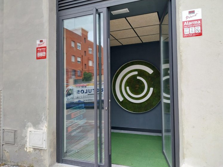 Decoraci&oacute;n mediante textos corp&oacute;reos y vinilos para In Muv Sevilla.