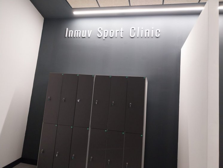 Decoraci&oacute;n mediante textos corp&oacute;reos y vinilos para In Muv Sevilla.