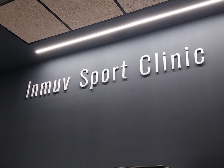 Decoraci&oacute;n mediante textos corp&oacute;reos y vinilos para In Muv Sevilla.