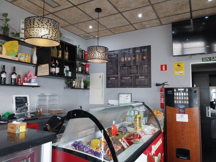 Decoraci&oacute;n en vinilo impreso de mural con tarifa de precios para Cafeter&iacute;a Daryal en Entren&uacute;cleos Dos Hermanas Sevilla.