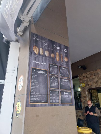 Decoraci&oacute;n en vinilo impreso de mural con tarifa de precios para Cafeter&iacute;a Daryal en Entren&uacute;cleos Dos Hermanas Sevilla.