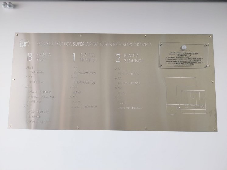 Directorio en acero inoxidable con textos y elementos calados y fresados. Para Vialterra en Sevilla.