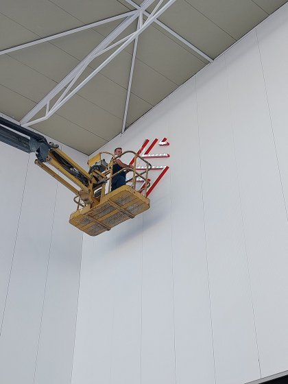 Letras corp&oacute;reas en aluminio lacado y frontal de metacrilato rotulado e iluminados con led, para Ontim&eacute; Sevilla. Trabajos para Spal Servicios Sevilla.