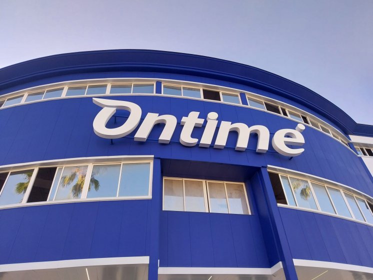 Letras corp&oacute;reas en aluminio lacado y frontal de metacrilato rotulado e iluminados con led, para Ontim&eacute; Sevilla. Trabajos para Spal Servicios Sevilla.