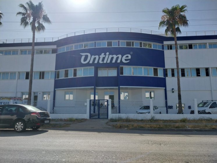 Letras corp&oacute;reas en aluminio lacado y frontal de metacrilato rotulado e iluminados con led, para Ontim&eacute; Sevilla. Trabajos para Spal Servicios Sevilla.