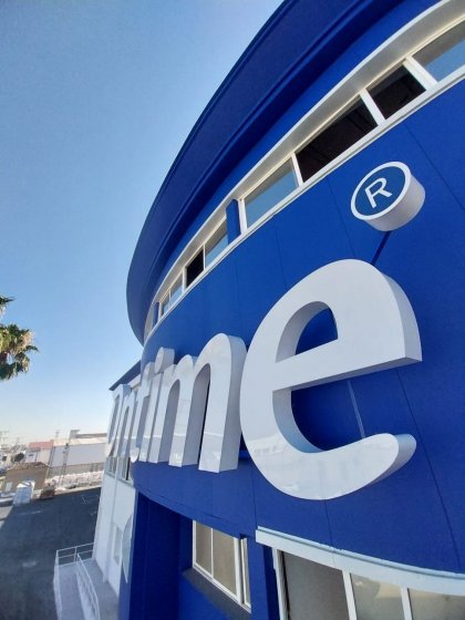 Letras corp&oacute;reas en aluminio lacado y frontal de metacrilato rotulado e iluminados con led, para Ontim&eacute; Sevilla. Trabajos para Spal Servicios Sevilla.