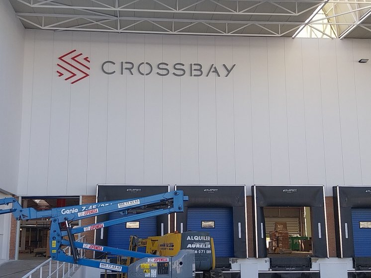 Letras corp&oacute;reas en aluminio lacado y frontal de metacrilato rotulado e iluminados con led, para Ontim&eacute; Sevilla. Trabajos para Spal Servicios Sevilla.