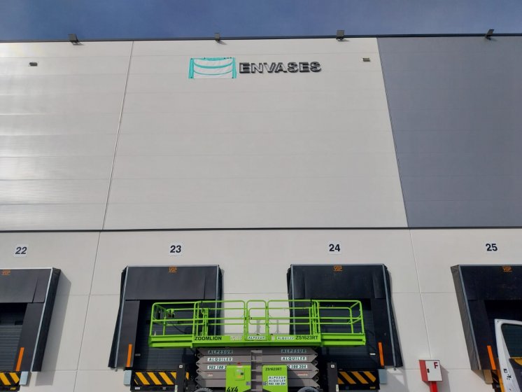 Letras corp&oacute;reas en aluminio lacado para Envases Sevilla. 