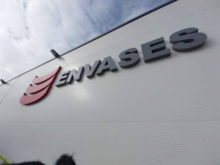 Letras corp&oacute;reas en aluminio lacado para Envases Sevilla. 