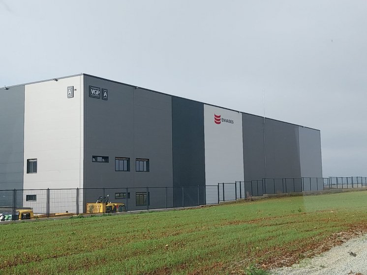 Letras corp&oacute;reas en aluminio lacado para Envases Sevilla. 