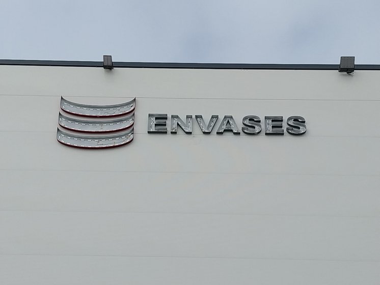 Letras corp&oacute;reas en aluminio lacado para Envases Sevilla. 