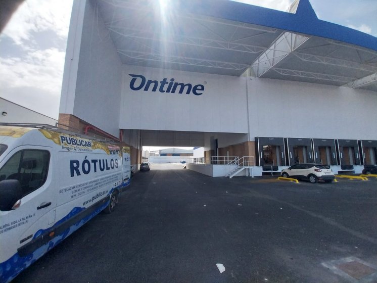 Letras recortadas en composite lacado, para Ontim&eacute; Sevilla. Trabajos para Spal Servicios Sevilla.