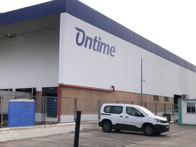 Letras recortadas en composite lacado, para Ontim&eacute; Sevilla. Trabajos para Spal Servicios Sevilla.