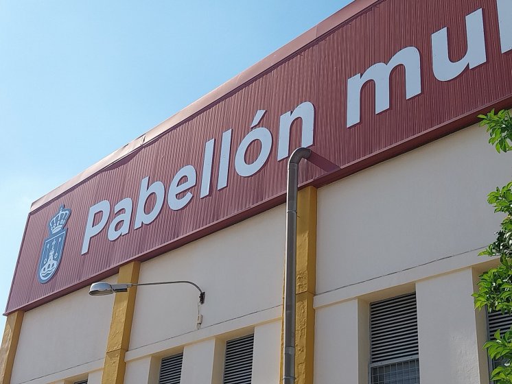 Letras recortadas en composite lacado. Trabajos para Cyan Publicidad Sevilla.