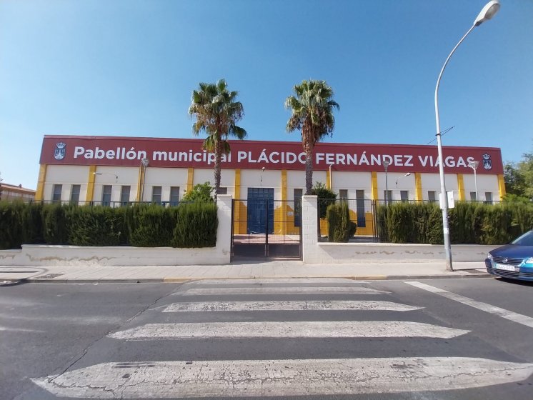 Letras recortadas en composite lacado. Trabajos para Cyan Publicidad Sevilla.