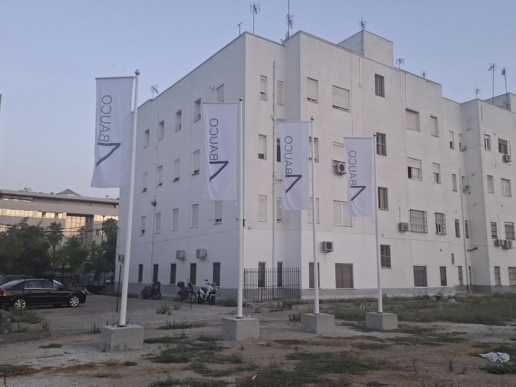 Mástil en fibra de vidrio con potencia y banderas. Dado de hormigón. Para Foro Consultores en Sevilla.