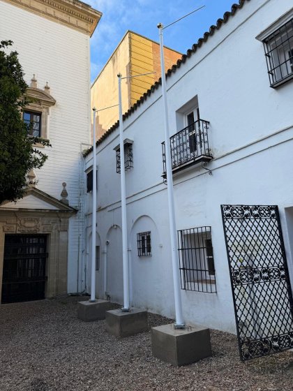 M&aacute;stil en fibra de vidrio con potencia giratoria. Fabricaci&oacute;n de dado de hormig&oacute;n. Para Mueso de Carruajes de Sevilla.